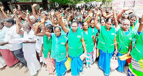 போராட்டத்தில் ஈடுபட்ட துப்புரவு பணியாளர்கள்.