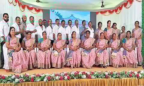 வடக்கன்குளம் பள்ளியில் 33 ஆண்டுகளுக்கு பிறகு சந்தித்த முன்னாள் மாணவர்கள்