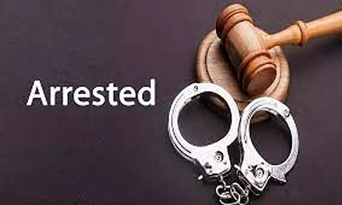 போத்தனூர் அருகே டிரைவரிடம் பணம் பறிக்க முயன்ற 2 வாலிபர்கள் கைது