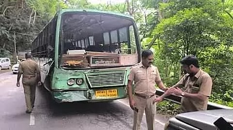 பா்லியாறு அருகே அரசு பஸ்-லாரி நேருக்கு நேர் மோதல்