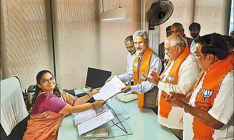 ஜெய்சங்கர் வேட்புமனு தாக்கல் செய்தபோது எடுத்த படம்.