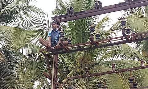 மணல் கடத்தலில் கைது- டிரான்ஸ்பார்மர் மீது ஏறி போலீசாரை மிரட்டிய வாலிபர்