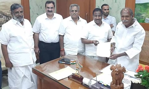  முதல்-அமைச்சர் ரங்கசாமியிடம் நேரு எம்.எல்.ஏ. மனு அளித்த காட்சி.