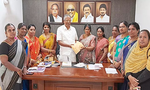 நெல்லை கிழக்கு மாவட்ட தி.மு.க. செயலாளர் ஆவுடையப்பனுக்கு மகளிர் தொண்டரணியினர் சால்வை வழங்கிய காட்சி.