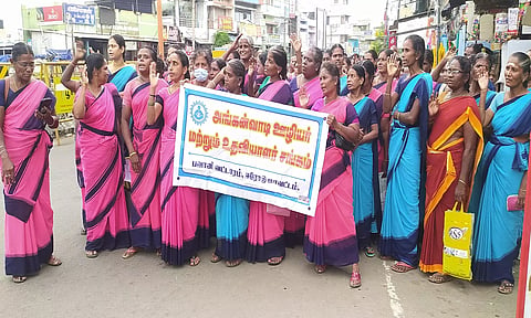 பவானியில் அங்கன்வாடி பணியாளர்கள், உதவியாளர்கள் ஆர்பாட்டத்தில் ஈடுபட்ட காட்சி.