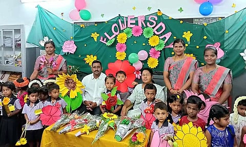 மழலையர்களுக்கான பூக்கள் விழா கொண்டாட்டத்தின் போது எடுத்த படம்.