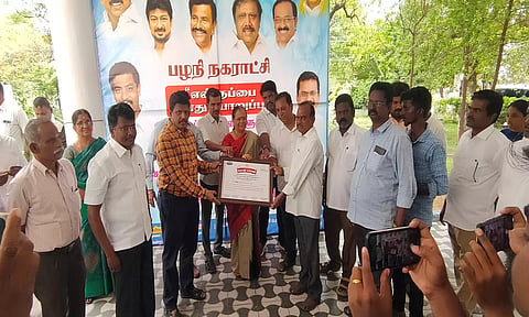ரத்ததானம் வழங்கியவர்களுக்கு சான்றிதழ் வழங்கப்பட்டது.