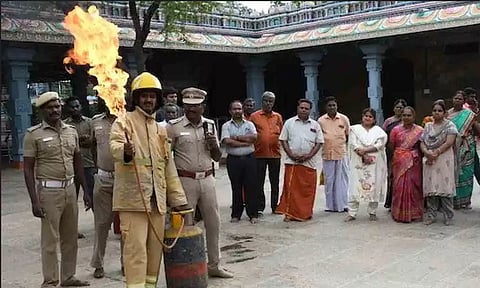 தீ தடுப்பு ஒத்திகை நடைபெற்றக் காட்சி.