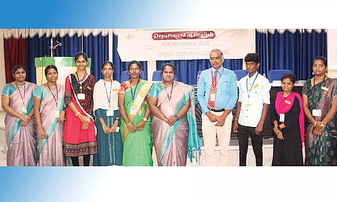 சிவகாசி காளீஸ்வரி கல்லூரியில் ஆங்கில இலக்கிய மன்ற தொடக்க விழா நடைபெற்றபோது எடுத்தபடம்.