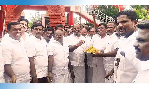 இந்திய தேர்தல் ஆணையம் அ.தி.மு.க.வின் பொதுச்செயலாளராக எடப்பாடி பழனிச்சாமியை அங்கீகரித்துள்ளது முன்னிட்டு முன்னாள் அமைச்சர் ஆர்.பி. உதயகுமார் தலைமையில் இனிப்பு வழங்கப்பட்டபோது எடுத்த படம்.