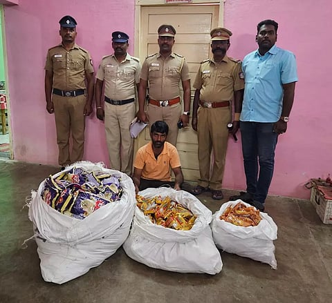 கைது செய்யப்பட்ட ஆதிராஜாராமையும், அவரிடமிருந்து பறிமுதல் செய்யப்பட்ட போைத ெபாருள் பாக்கெட்டுகளையும், அவரை பிடித்த போலீசாரையும் படத்தில் காணலாம்.