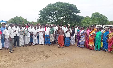 சுரங்கப் பாதை அமைக்க வலியுறுத்தி கிராம மக்கள் ஆர்ப்பாட்டம் நடத்தினர்.