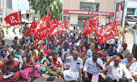 நாகர்கோவில் கலெக்டர் அலுவலகம் முன்பு - மார்க்சிஸ்ட் கம்யூனிஸ்டு கட்சியினர் மறியல்; 200 பேர் கைது
