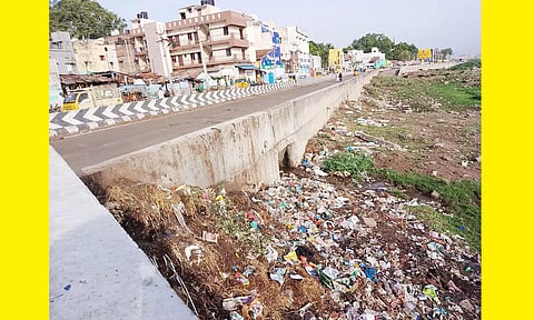 தென்கரை பகுதியில் குப்பைகள் கொட்டப்பட்டுள்ள காட்சி.