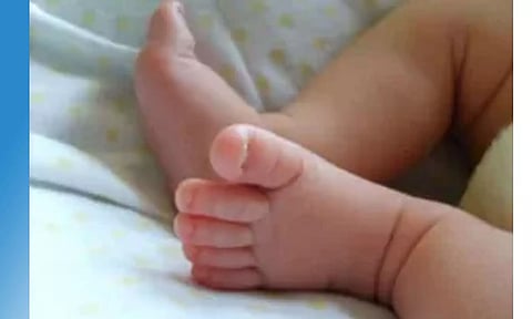 தனியார் பள்ளி பஸ் மோதி குழந்தை பலி