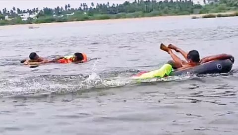 பரமத்திவேலூர் காவிரி ஆற்றில் ஒத்திகை பயிற்சி