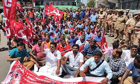 மறியலில் ஈடுபட்டவர்களை படத்தில் காணலாம்.