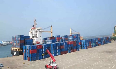 தூத்துக்குடி மீன்பிடி துறைமுகத்திற்கு கடத்தி வந்த 2,200 லிட்டர் டீசல் பறிமுதல்