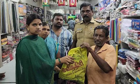 அஞ்சல் ஊழியரிடம் பணத்தை ஒப்படைத்த பிரியா.
