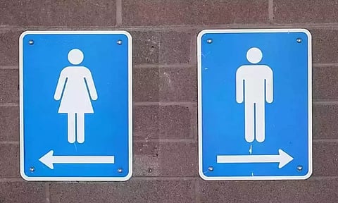 குழாய் அமைக்க எதிர்ப்பு: 150 குடும்பத்தினர் பயன்படுத்த முடியாமல் பூட்டி கிடக்கும் பொது கழிப்பறை