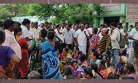 மீஞ்சூர் வட்டார வளர்ச்சி அலுவலகம் முன்பு அமர்ந்து பெண்கள் போராட்டம்- 100 நாள் வேலை திட்டத்தில் முறைகேடு புகார்