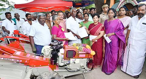 மக்கள் தொடர்பு முகாமில் கலெக்டர் ஆஷா அஜித், தமிழரசி எம்.எல்.ஏ. ஆகியோர் பயனாளிகளுக்கு பவர்டிரில்லர்களை வழங்கினர்.