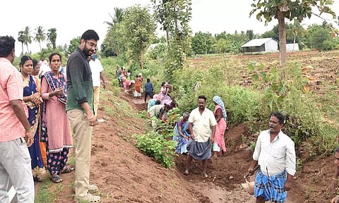 கீழ் பழைய காலனி- ஒட்டஞ்சாலை வாய்க்காலில் நீர் உறிஞ்சி குழி வெட்டும் பணிகள் நடைபெறுவதை கலெக்டர் அருண் தம்புராஜ் ஆய்வு செய்த போது எடுத்த படம்.