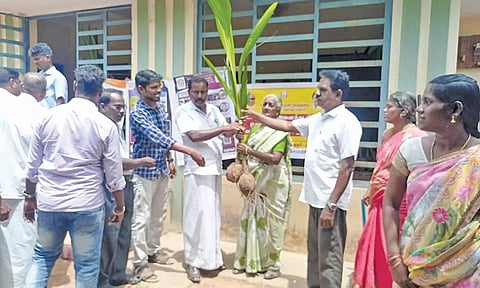 விவசாயிகளுக்கு தென்னங்கன்றுகள் வழங்கப்பட்டது.