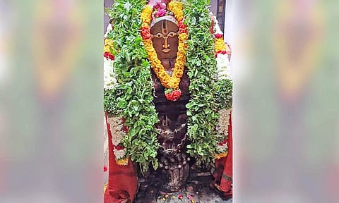 சிறப்பு அலங்காரத்தில் அருள்பாலித்த ராகவேந்திர சுவாமிகள்.