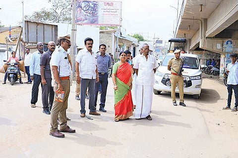 பணிகள் நடைபெறும் இடத்தை அமைச்சர் கீதாஜீவன் ஆய்வு செய்த காட்சி.