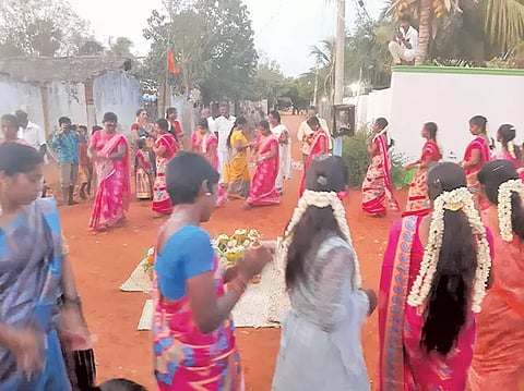 அம்மனுக்கு மஞ்சள் நீர் அபிஷேகம் நடத்தும் கிராம மக்கள்.