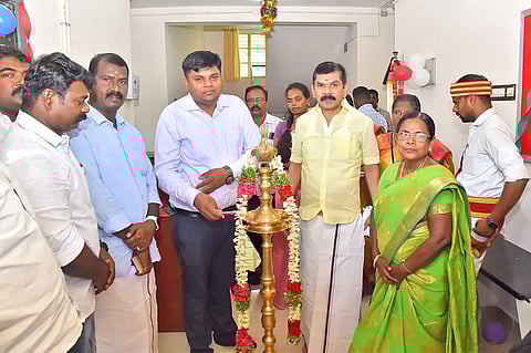 பணிபுரியும் பெண்களுக்கான தங்கும் விடுதியை கலெக்டர் கார்த்திகேயன் குத்துவிளக்கேற்றி தொடங்கி வைத்த காட்சி.