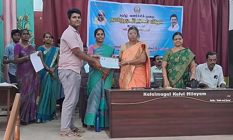 போட்டிகளில் வெற்றி பெற்ற மாணவர்களுக்கு பரிசு வழங்கப்பட்டது.