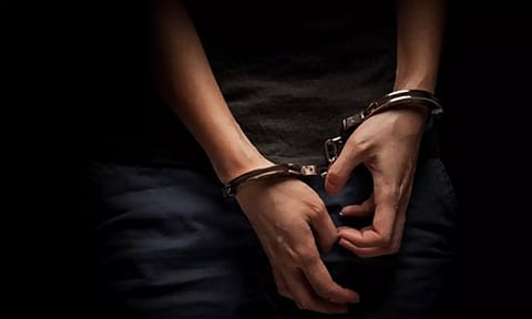 கால்மேல் கால்போட்டு இருப்பதா? டிரான்ஸ்போர்ட் உரிமையாளர் மீது தாக்குதல்- பால் வியாபாரி கைது