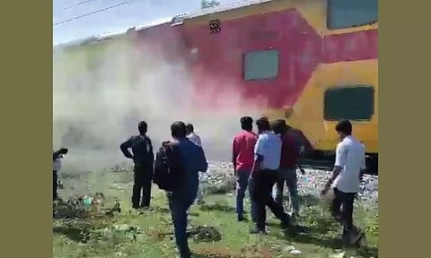  டபுள் டக்கர் ரெயிலில் புகை வந்த காட்சி.