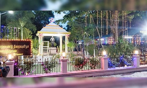 மணி மண்டபத்தில் மின்விளக்கு அலங்காரம் செய்யப்பட்டுள்ளதை படத்தில் காணலாம்.