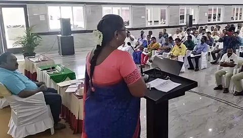 ஆலோசனை கூட்டத்தில் கலெக்டர் உமா பேசிய காட்சி. 