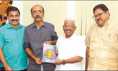 ஜோதிட பஞ்சாங்கத்தை தலைவர் அனந்த கோபன் வெளியிட்ட போது எடுத்த படம்.