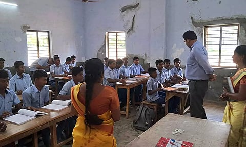 அரசு பள்ளியில் கலெக்டர் குலோத்துங்கன்ஆய்வு செய்த காட்சி.