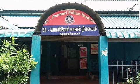 பொன்னேரி காவல்நிலையத்தில் போலீசார் பற்றாக்குறை- 36 பேர் பணியாற்றிய இடத்தில் 6 பேர் மட்டுமே இருக்கிறார்கள்