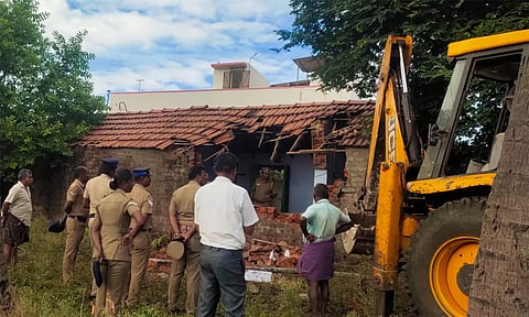 பலத்த போலீஸ் பாதுகாப்புடன் வீடுகளை இடிக்கும் பணி நடைபெற்றது.