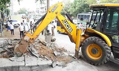 பெரம்பலூரில் உழவர் சந்தை ஆக்கிரமிப்புகள் அகற்றம்