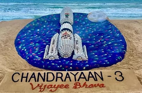 இஸ்ரோவுக்கு வாழ்த்து தெரிவித்து பூரி கடற்கரையில் பிரம்மாண்ட சந்திரயான்-3 மணல் சிற்பம்