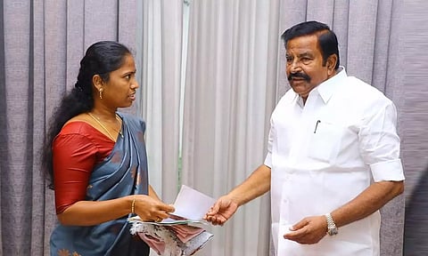 அமைச்சர் நேருவிடம் புளியங்குடி நகராட்சி சேர்மன் விஜயா சவுந்திரபாண்டியன் கோரிக்கை மனு அளித்தார்.