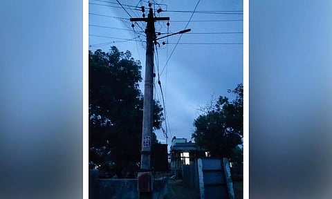 மேல வீரபாண்டியபுரம் கிராமத்தில் எரியாமல் உள்ள தெருவிளக்குளால் இருள் சூழ்ந்து காணப்படுகிறது.