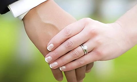 மதுக்கரை அருகே இளம்பெண் கள்ளகாதலனுடன் ஓட்டம்