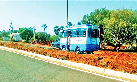 நெல்லை-தென்காசி சாலையில் வேனில் படிக்கட்டில் நின்று மாணவிகள் பயணம் செய்யும் காட்சி.