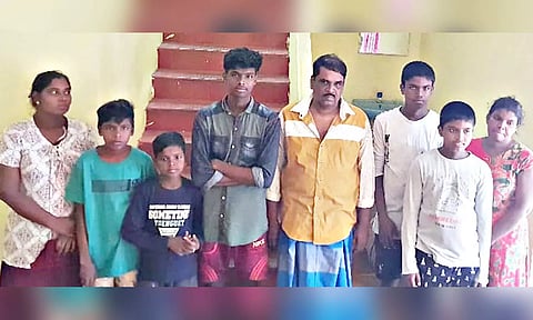  அரிச்சல்முனை கடற்கரைக்கு அகதிகளாக வந்த 8 பேரை படத்தில் காணலாம்.