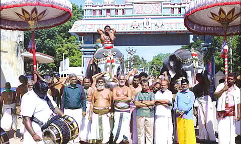 புனித நீர் வெள்ளி குடத்தில் சேகரிக்கப்பட்டு யானை மீது வைத்து ஊர்வலமாக எடுத்து வந்த போது எடுத்த படம்.