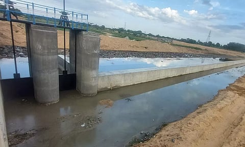 கூவம் ஆற்றின் குறுக்கே கட்டப்பட்டுள்ள தடுப்பணை